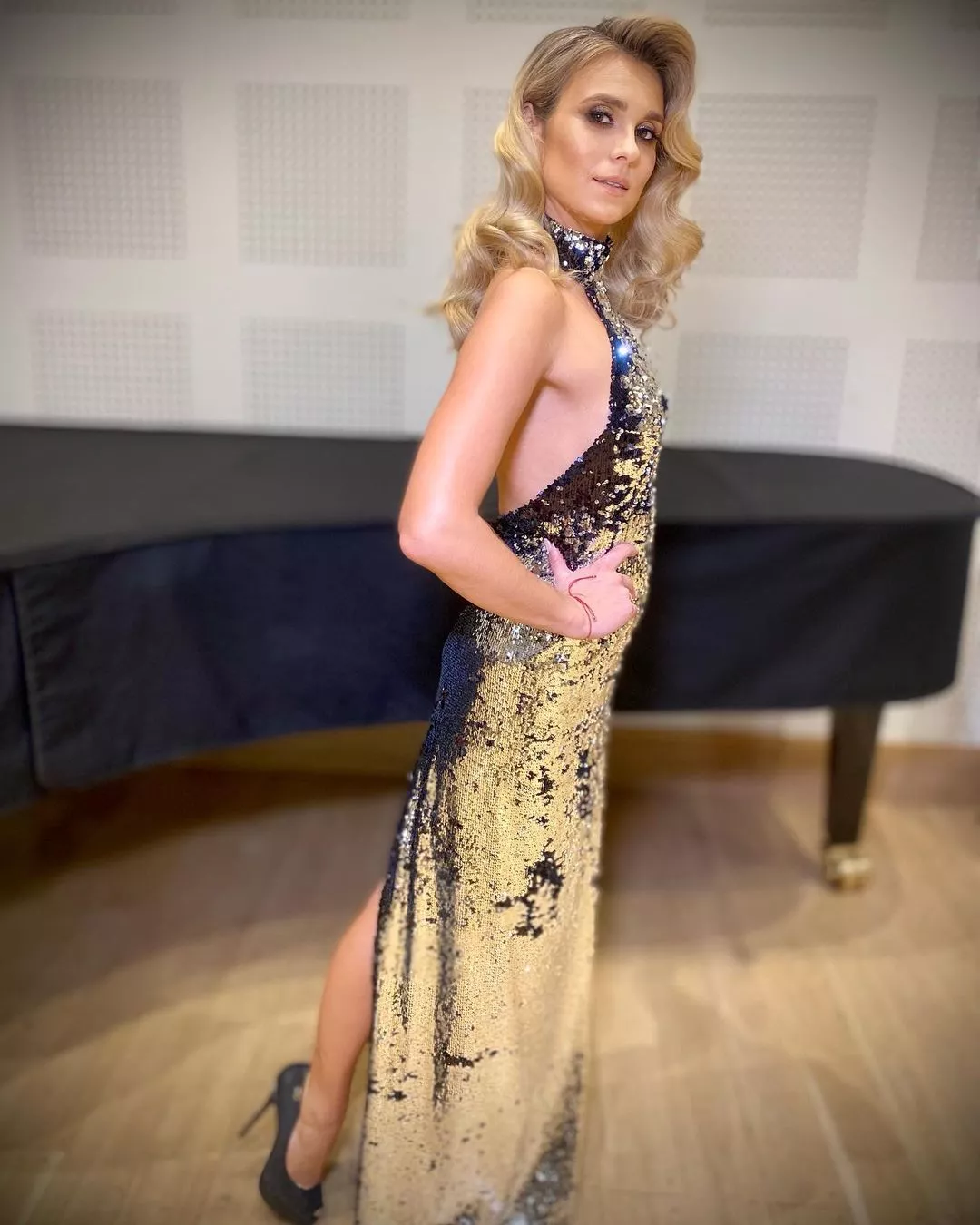 Gwiazda odważnie odsłoniła ciało i znalazła się na językach wszystkich! Kajra szokuje swoją stylizacją!